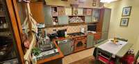 Cucina con elettrodomestici