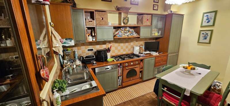 Cucina con elettrodomestici
